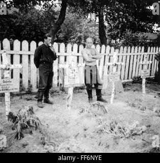 Evénements, Seconde Guerre mondiale / Seconde Guerre mondiale, Union soviétique, tombes de membres de la 9e Division Panzer allemande, 1re Armée Panzer, Groupe d'Armée Sud, en Ukraine, été 1941, photo prise par un membre du Service allemand du travail de Reich (Reichsarbeitsdienst, RAD), droits additionnels-Clearences-non disponible Banque D'Images