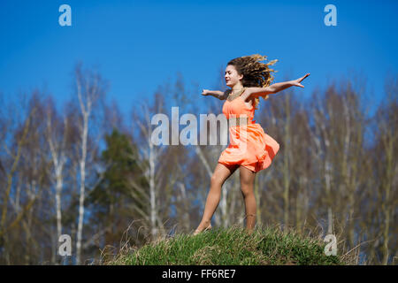 Jeune gymnaste de faire les exercices dans une forêt au printemps Banque D'Images