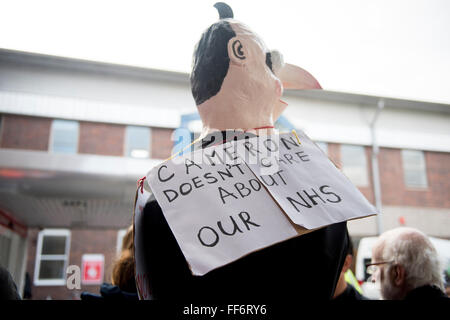 Londres, Royaume-Uni. 10 février 2016. Les médecins sur une grève de 24 heures à l'extérieur de l'Hôpital Universitaire de Newham, à l'Est de Londres. Credit : ZEN - Zaneta Razaite / Alamy Live News Banque D'Images