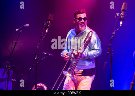 Fat Freddy's Drop (Nouvelle-Zélande) d'effectuer de grandes foules dans le Siam tente. 2014, WOMAD festival des musiques du monde et danse, Charlton Park, Wiltshire. UK. Banque D'Images