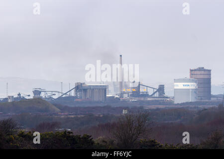 Tata Steelworks à Port Talbot, au Royaume-Uni. Feb 11, 2016. L'évacuation de l'excédent de gaz de la cokerie ce matin, après un incendie a éclaté à partir de la foudre. Les images sont de la cokerie en mode d'évacuation d'urgence, ils l'appellent 'ucking' & est de supprimer le gaz de l'incendie. Sucer n'arrive pas souvent car il peut causer des dommages aux batteries et arrêter l'ensemble de l'usine vers le bas. Credit : ArtPix/Alamy Live News