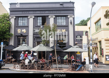 Assis à l'extérieur au bar, café pub dans le vieux bâtiment de la Banque de Nouvelle-Zélande à Devonport, Auckland, île du Nord, Nouvelle-Zélande, Pacifique, Banque D'Images