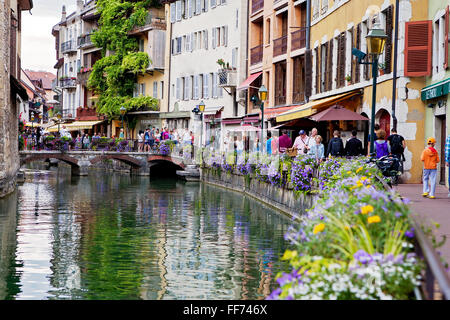 ANNECY, FRANCE, 23 août 2015 - beaux pots de fleurs le long des canaux à Annecy, France, connue sous le nom de Venise Française, rues occupé Banque D'Images