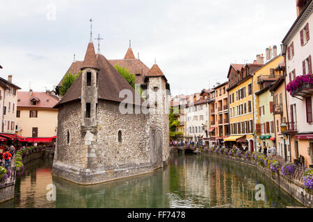 ANNECY, FRANCE, 23 août 2015 - Palais de l'isle, belle place de la ville. Annecy est connu pour être appelé la Venise Française Banque D'Images