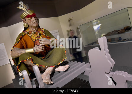 Hildesheim, Allemagne. Feb 11, 2016. La réplication d'une momie Inca Pachacutec dépeignant King est à l'affiche dans le cadre d'une exposition sur les momies du monde entier lors de la 'Roemer-und Pelizaeus-Museum', un musée consacré à l'antiquité égyptienne antique et l'art péruvien à Hildesheim, Allemagne, 11 février 2016. L'exposition 'Mumien der Welt' (momies du monde) en vedette 26 momies complète de différentes cultures autour du monde. L'exposition est présentée du 13 au 28 février 2016 Febvruary. Photo : Holger Hollemann/dpa/Alamy Live News Banque D'Images