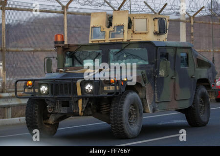 Paju, Seoul, Corée du Sud. Feb 11, 2016. Passto véhicule armé militaire américain, pont de l'unification qui mènent à la zone démilitarisée, à Paju, La Corée du Sud. La Corée du Sud a déclaré mercredi qu'il va arrêter un parc industriel conjoint avec la Corée du Nord en réponse à son récent lancement d'une fusée, accusant le nord de l'utilisation des devises fortes du parc de développer ses programmes nucléaire et balistique. Credit : Zuma Zuma Press/wire/Alamy Live News