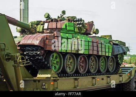 5e exposition militaire biélorusse MILEX 2009 - mai 2009.réservoir T-72 sur la remorque. Banque D'Images