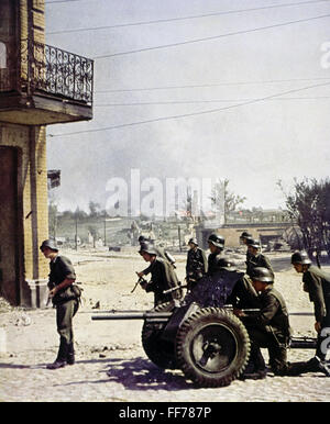 Evénements, Seconde Guerre mondiale / Seconde Guerre mondiale, Wehrmacht allemand, infanterie avec 3.7 cm de canon anti-char Pak 36, vers 1940, canons, équipage, Allemagne, troisième Reich, 20e siècle, historique, militaire historique, armes, feu, village, ville, rue, soldats, gens, 1940, droits supplémentaires-Clearences-non disponible Banque D'Images