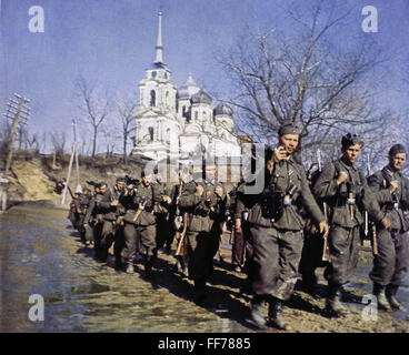 Evénements, Seconde Guerre mondiale / Seconde Guerre mondiale, Russie 1942 / 1943, infanterie allemande sur la marche en Ukraine, vers 1942, fantassins, marcheurs, période de boue, Wehrmacht, soldats, uniforme, uniformes, équipement, Union soviétique, URSS, XXe siècle, historique, historique, historique, Front de l'est, église, peuple, années 1940, droits additionnels-Clearences-non disponible Banque D'Images