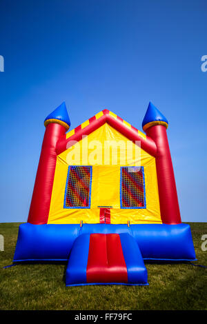 Château gonflable gonflable pour enfants chambre dans une cour pour une fête d'été ou de l'événement. Banque D'Images