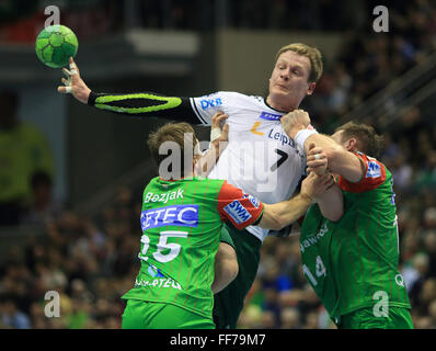 Magdeburg, Allemagne. 10 fév, 2016. Leipzig Aivis Jurdzs (M.) et Magdebourg, Marko Bezjak (l) et Jacob Baggersted (r) en action au cours de la Bundesliga match de hand SC Magdeburg vs DHfK Leipzig à Magdeburg, Allemagne, 10 février 2016. Photo : Jens Wolf/dpa/Alamy Live News Banque D'Images