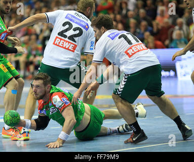 Magdeburg, Allemagne. 10 fév, 2016. Zhedik Sergey de Leipzig (l) et Lukas Binder (r) et l'Baggersted Magdebourg Jacob (c) en action au cours de la Bundesliga match de hand SC Magdeburg vs DHfK Leipzig à Magdeburg, Allemagne, 10 février 2016. Photo : Jens Wolf/dpa/Alamy Live News Banque D'Images