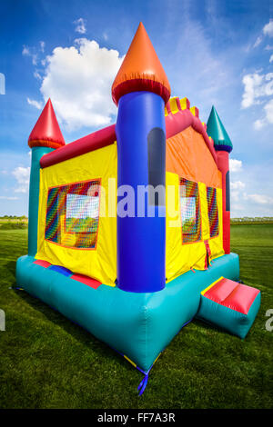 Château gonflable bounce house jumpy dans une grande cour. Banque D'Images