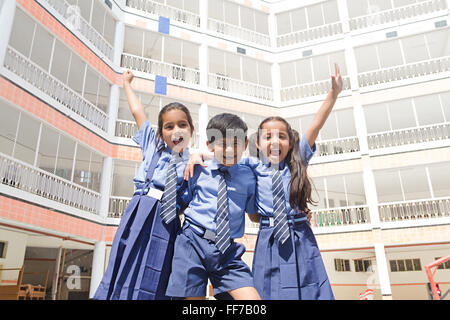 3 enfants de l'école Les élèves de l'école indienne permanent profitez de la cour intérieure Banque D'Images