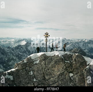 Sports, alpinisme, alpiniste de groupe sur le sommet de Zugspitze, Bavière, Allemagne, 1957, droits supplémentaires-Clearences-non disponible Banque D'Images