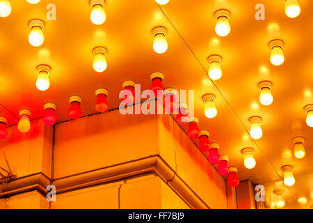 Chapiteau Théâtre lumières sur l'extérieur extérieur d'un vieux théâtre Banque D'Images