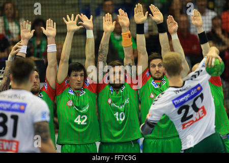 Magdeburg, Allemagne. 10 fév, 2016. Philipp Weber de Leipzig (r-l) et de Magdebourg Michael Haass, Fabian van Olphen, Nemanja Zelenovic et Jacob Baggersted en action au cours de la Bundesliga match de hand SC Magdeburg vs DHfK Leipzig à Magdeburg, Allemagne, 10 février 2016. Photo : Jens Wolf/dpa/Alamy Live News Banque D'Images