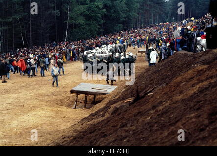 Géographie / voyage, Allemagne, politique, manifestations, Wackersdorf, Taxlroeder Forst, manifestation contre la construction de l'usine de retraitement nucléaire, police entre les manifestants, 7.6.1986, droits additionnels-Clearences-non disponible Banque D'Images