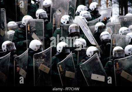 Géographie / voyage, Allemagne, politique, manifestations, Wackersdorf, Taxlroeder Forst, manifestation contre la construction de l'usine de retraitement nucléaire, police en formation, 7.6.1986, droits additionnels-Clearences-non disponible Banque D'Images