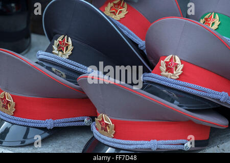 Caps militaire russe de souvenirs en vente à 'Checkpoint Charlie', Friedrichstrasse 43-45, 10117 Berlin, Allemagne. Banque D'Images