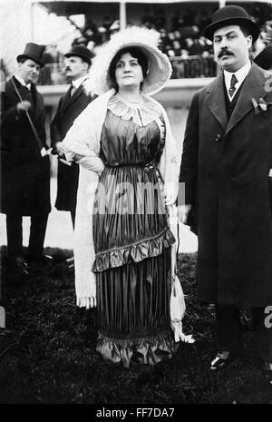 Mode, 1910, femme habillée de façon tendance sur le circuit de course, Paris, vers 1910, droits supplémentaires-Clearences-non disponible Banque D'Images