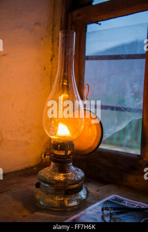 Vintage lampe at window Banque D'Images