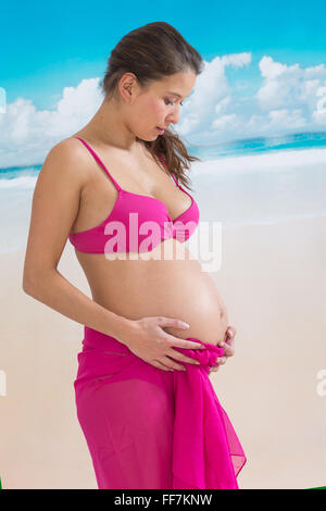 Belle asiatique femme enceinte marche sur la plage Bleue en été locations Banque D'Images