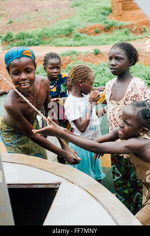 Mali, Afrique - personnes portant de l'eau pour boire dans un village près de Bamako Banque D'Images