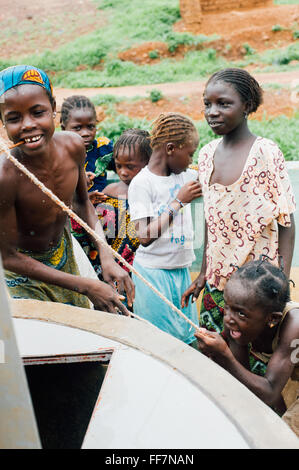 Mali, Afrique - personnes portant de l'eau pour boire dans un village près de Bamako Banque D'Images