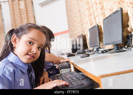 Les Asiatiques de l'Asie Asie Enfants Enfance Classes Childs camarades de classe Classe Scènes Close Up libre de communiquer Banque D'Images