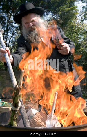 Le premier jour de Pâque le rabbin Gluck burns son homets et les outils utilisés pour recueillir l'homets dans un jardin d'incendie. En brûlant ces articles qu'il récite une prière. Banque D'Images