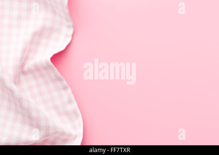 Vue de dessus du damier rose rose serviette sur table Banque D'Images