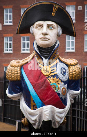 L'amiral Lord Horatio Nelson figure tête. Debout à environ 9 pieds (2,7 m), le buste en bois qui ornait la proue du HMS Trafalgar est présentée aux côtés de HMS Victory à Portsmouth's Dockyard. Banque D'Images