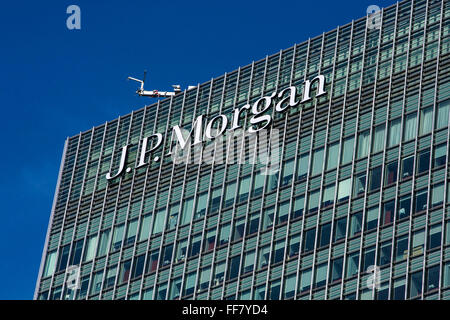 Vue sur la rue du haut de la J.P. Morgan immeuble de bureaux au 20, rue Bank, Canary Wharf, Londres, Angleterre, Royaume-Uni. Banque D'Images