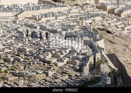 Jérusalem, Israël - 3 mars 2015 : Le cimetière juif sur le Mont des Oliviers et de l'enfouissement des Juifs orthodoxes. Banque D'Images