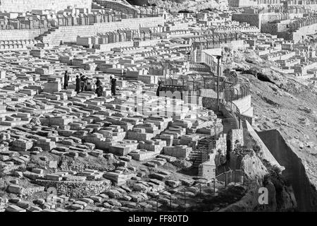 Jérusalem, Israël - 3 mars 2015 : Le cimetière juif sur le Mont des Oliviers et de l'enfouissement des Juifs orthodoxes. Banque D'Images