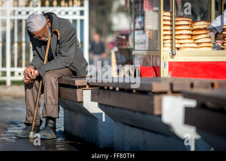 Un vieil homme assis à l'extérieur de la Mosquée Sultan Ahmed à Istanbul, Turquie. Banque D'Images