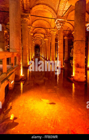 La Citerne basilique qui se trouve sous les rues d'Istanbul en Turquie. Banque D'Images