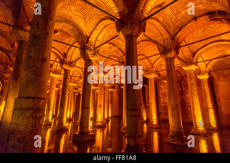 La Citerne basilique qui se trouve sous les rues d'Istanbul en Turquie. Banque D'Images