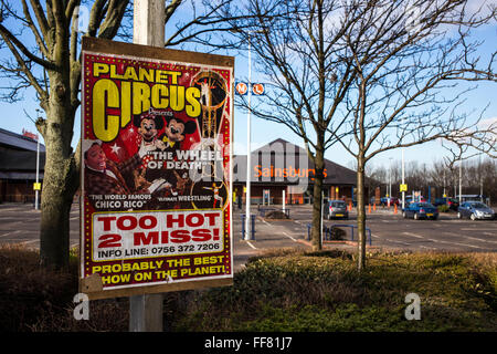 Une publicité signe pour exposition itinérante Planète Cirque sur un post dans le parking de supermarché Sainsbury's, dans le centre de Middlesborough, England, UK. Banque D'Images