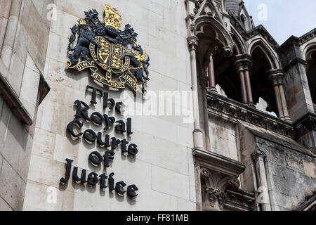 Le signe extérieur de la Royal Courts of Justice, communément appelé le palais de justice, est un bâtiment de la cour de Londres qui abrite à la fois la Haute Cour et la Cour d'appel de l'Angleterre et au Pays de Galles. Londres, Royaume-Uni. Banque D'Images