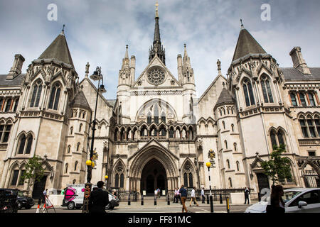 La Royal Courts of Justice, communément appelé le palais de justice, est un bâtiment de la cour de Londres qui abrite à la fois la Haute Cour et la Cour d'appel de l'Angleterre et au Pays de Galles. Londres, Royaume-Uni. Banque D'Images