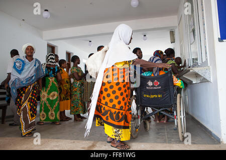 Les patients qui arrivent à l'aire de réception d'OPD dans l'Hôpital St Francis, Ifakara, Tanzanie Banque D'Images