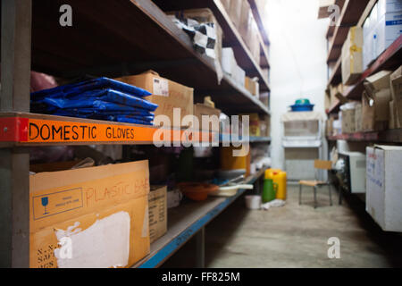 Gants intérieurs dans l'entrepôt de stockage de l'Hôpital St Francis, Ifakara, Tanzanie. Banque D'Images