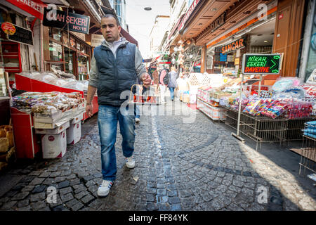 Un homme fournissant le thé aux commerçants des marchés dans le Grand Bazar d'Istanbul, Turquie. Banque D'Images