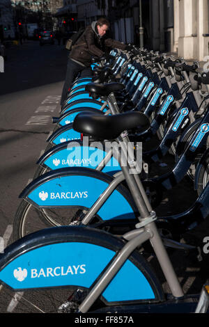 Voitures alignées dans la Barclays Cycle Hire stand, Liverpool Street, London, United Kingdom. Ces motos, souvent appelé Boris Bikes, après le maire de la partie réseau de Transport for London. Banque D'Images