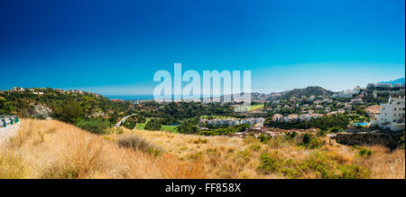 Vue panoramique de la ville de Mijas Malaga, Andalousie, espagne. La Ville d'été. Le village aux maisons blanchies à la chaux. Été ensoleillé Da Banque D'Images