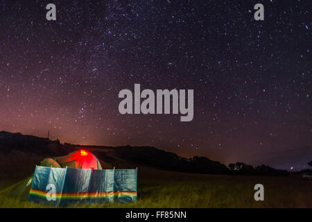 Camping sous les étoiles par une nuit claire de South Hams de Devon. Banque D'Images