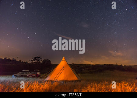 Camping sous les étoiles par une nuit claire de South Hams de Devon. Banque D'Images