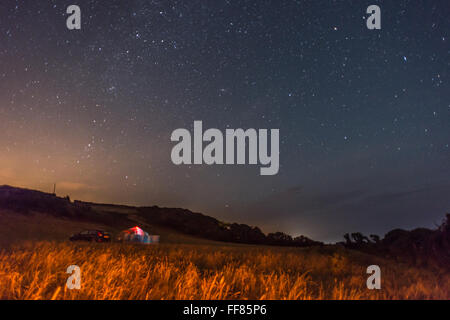 Camping sous les étoiles par une nuit claire de South Hams de Devon. Banque D'Images